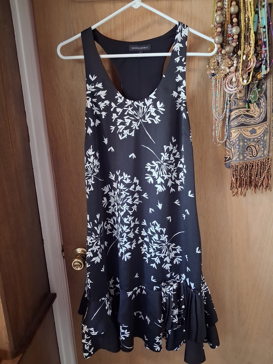 Banana Republic Dresses & Skirts - Banana Republic Floral Ruffle Midi Dress in Black & White Size 10 Tall